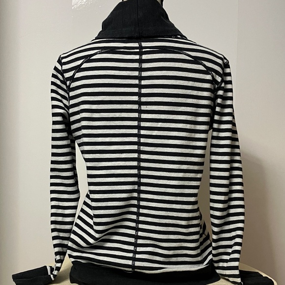 Lululemon In A Cinch Long Sleeve Tee Sz 8 Heathered Black/Super Wide Load Stripe - Picture 6 of 12